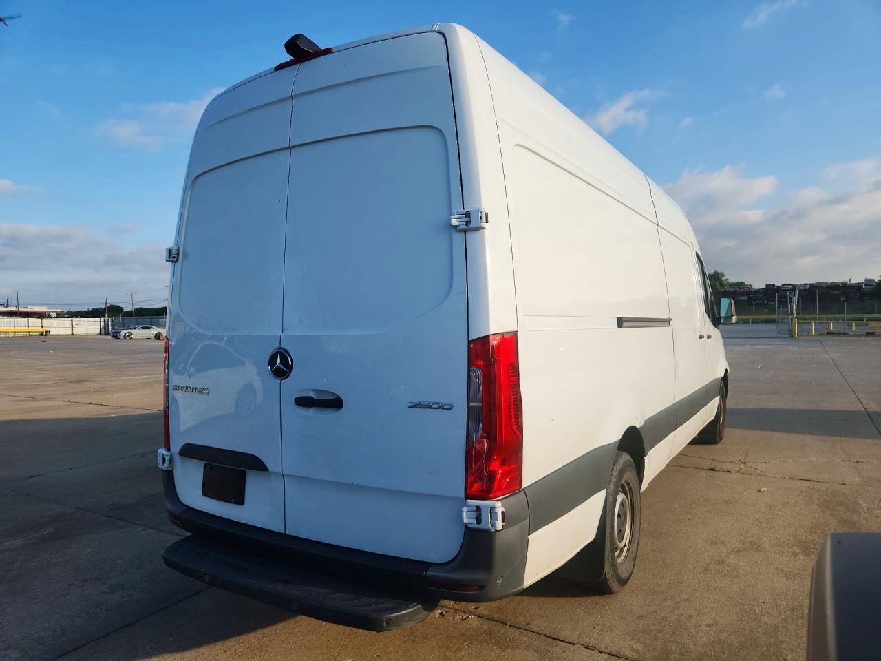 2023 Mercedes Benz Sprinter 2500 Delivery Van - Фото 3