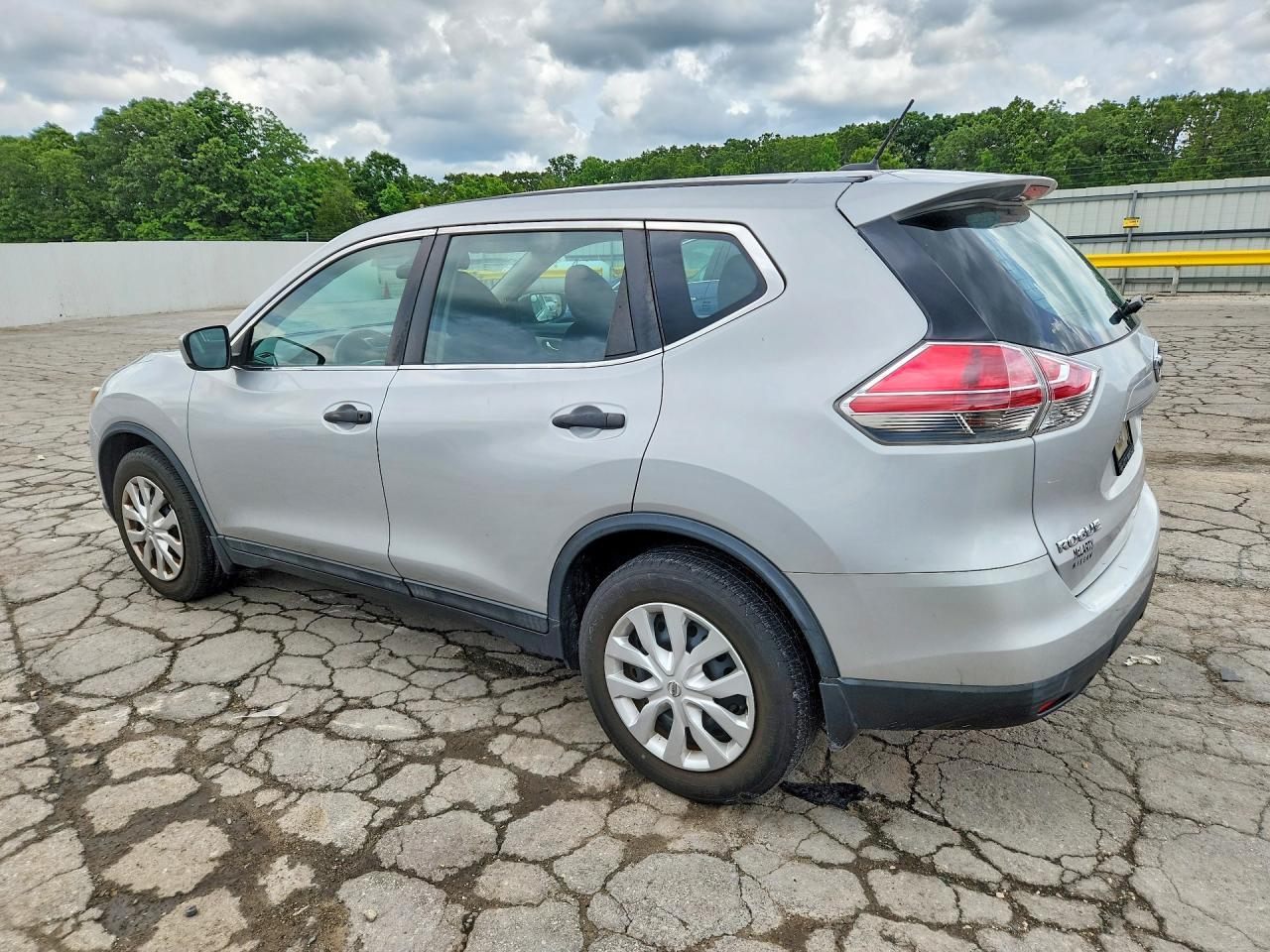 2016 Nissan Rogue S - Фото 2