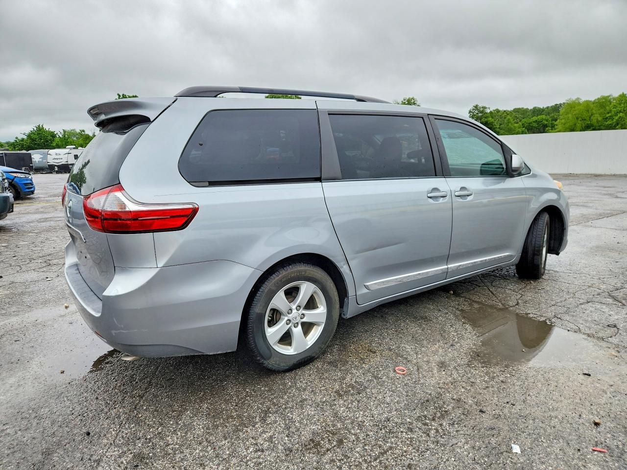2015 Toyota Sienna Le - Image 3