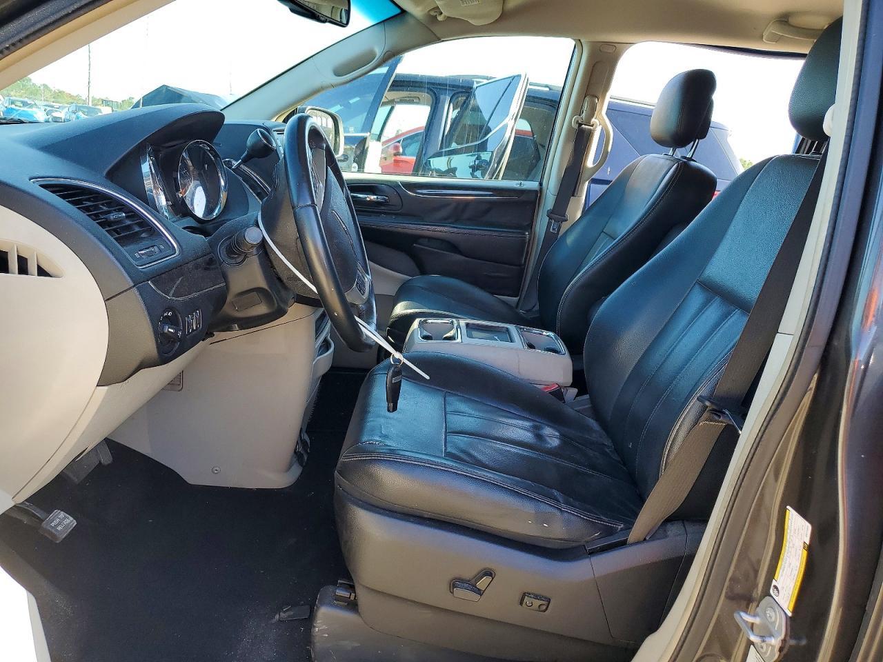 2016 Chrysler Town & Country Touring - Image 7