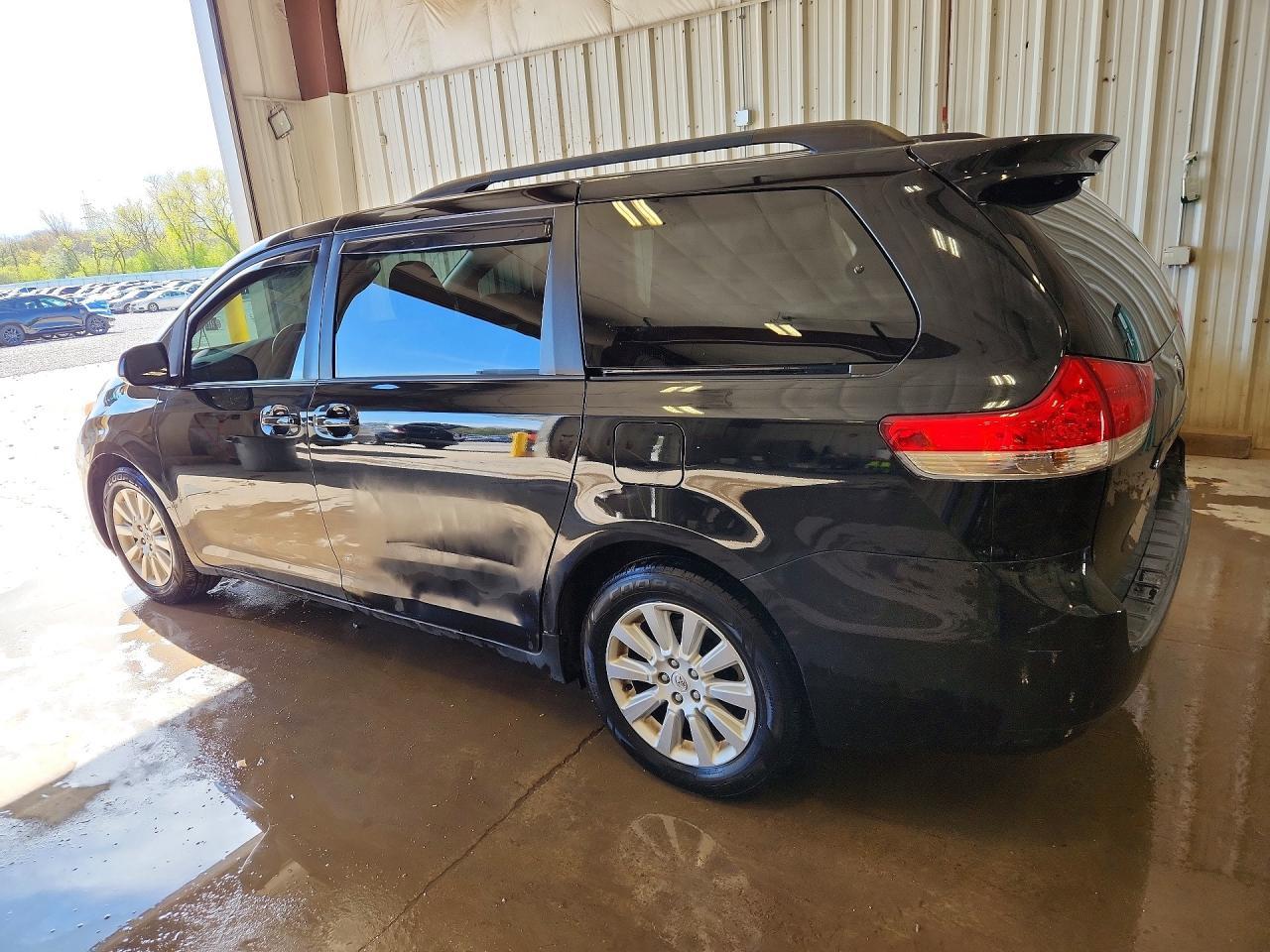 2013 Toyota Sienna Le - Image 2