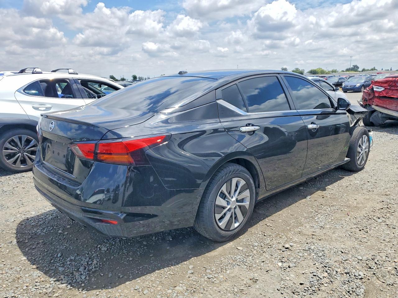 2020 Nissan Altima S - Фото 3