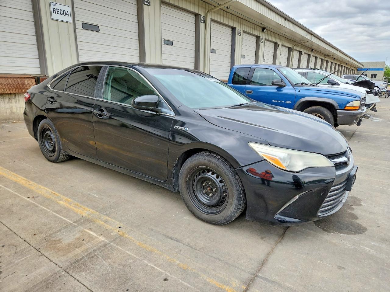 2015 Toyota Camry Hybrid Le - Image 4