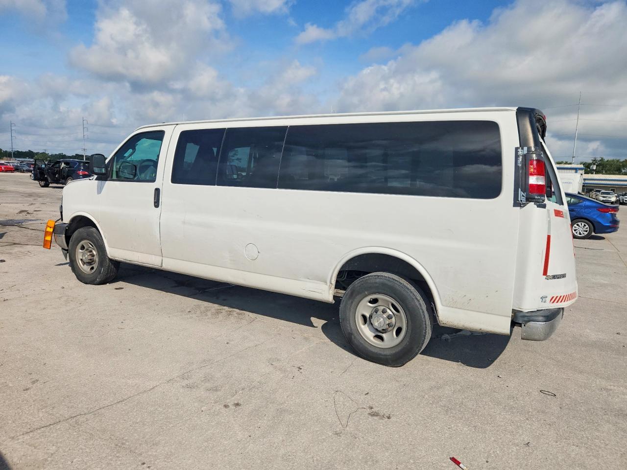2020 Chevrolet Express Lt Ext - Фото 2