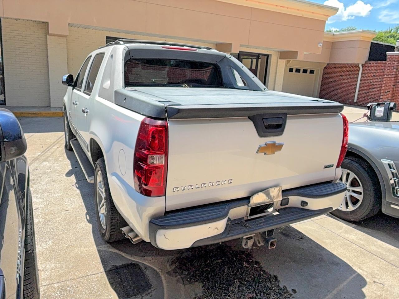 2011 Chevrolet Avalanche Ls - Image 3