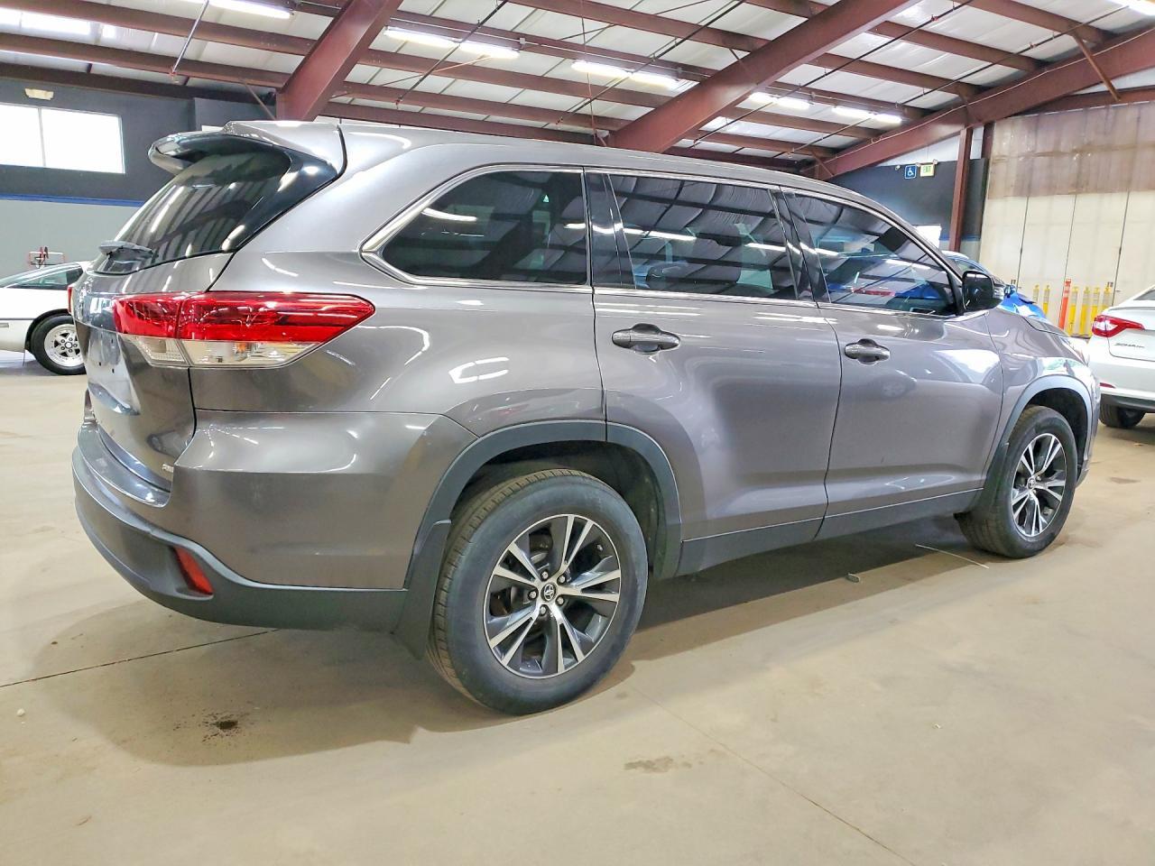 2019 Toyota Highlander Le - Фото 3