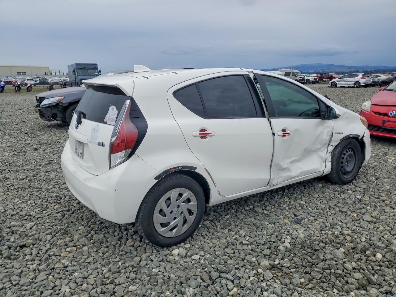 2016 Toyota Prius C Two - Фото 3