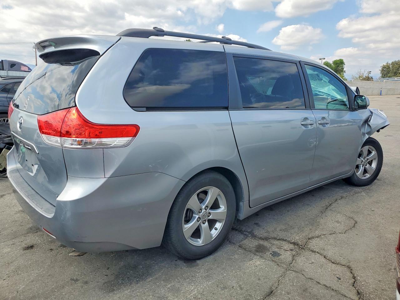 2014 Toyota Sienna Le - Фото 3
