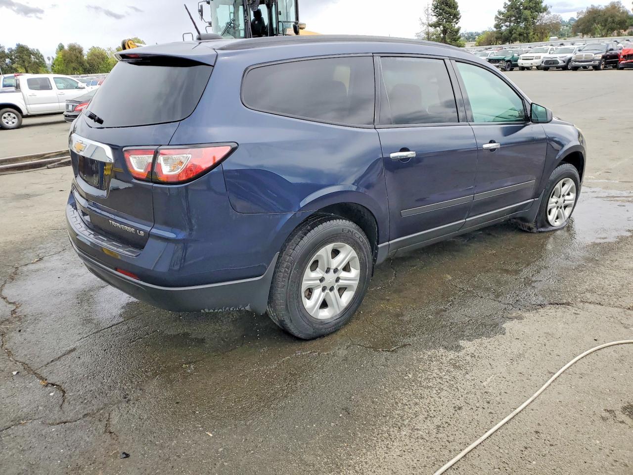 2016 Chevrolet Traverse Ls - Image 3