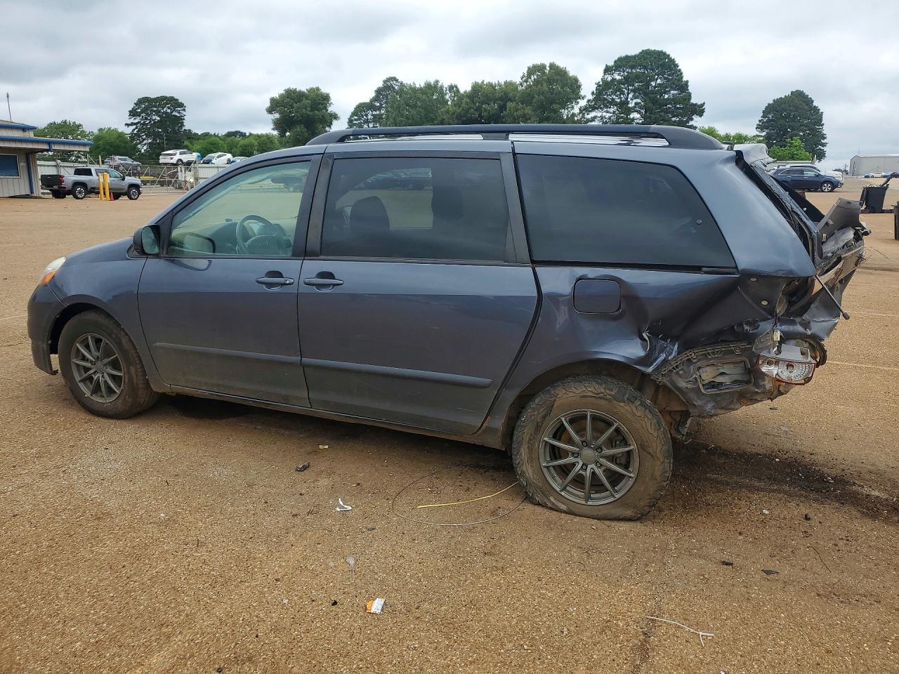 2009 Toyota Sienna Le 7-Passenger - Image 2
