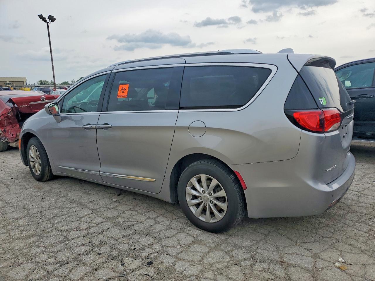2019 Chrysler Pacifica Touring L - Image 2