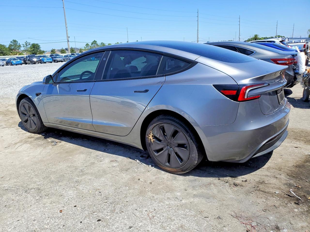 2025 Tesla Model 3 - Фото 2