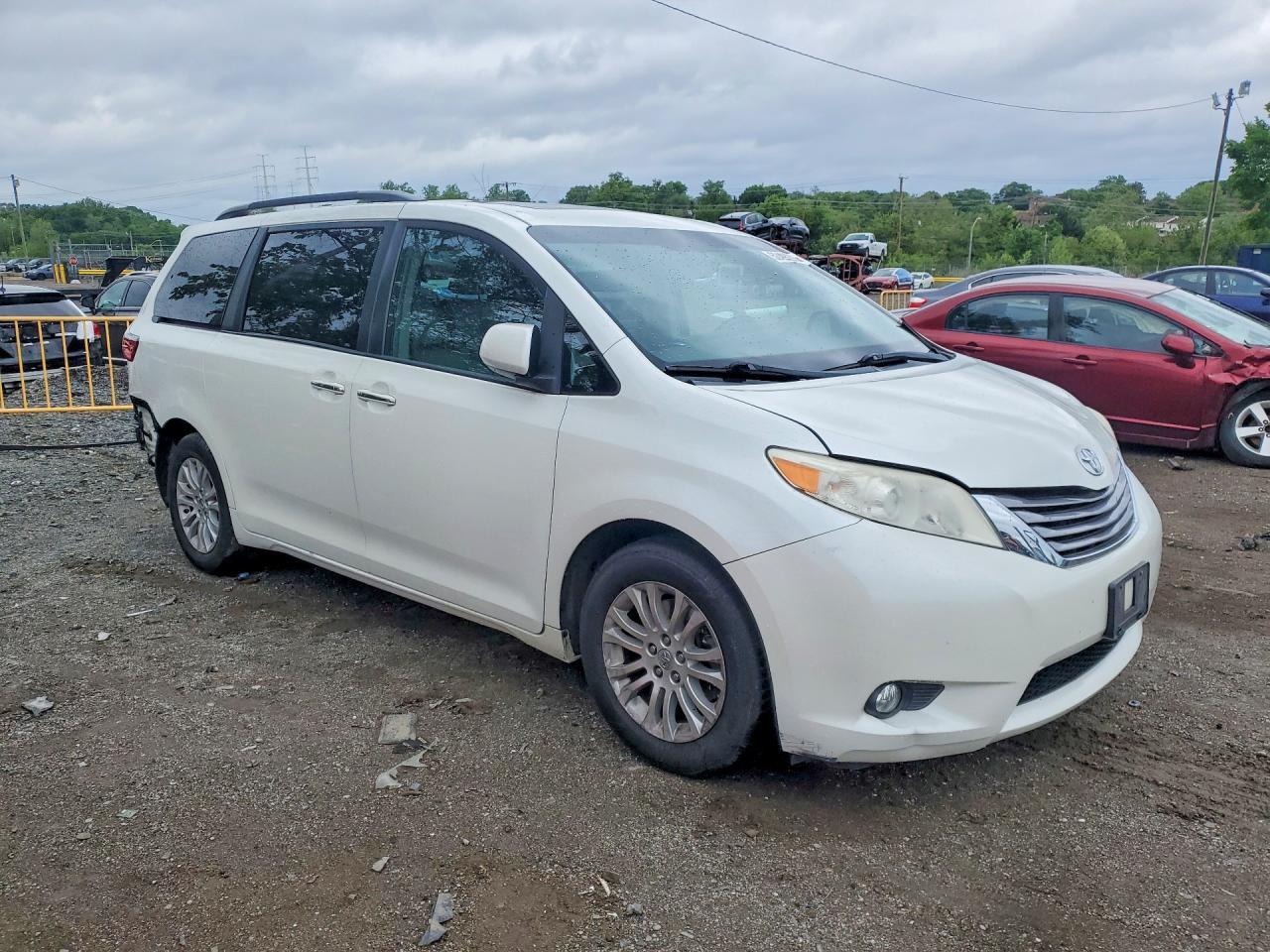 2016 Toyota Sienna Xle 8-Passenger - Фото 4