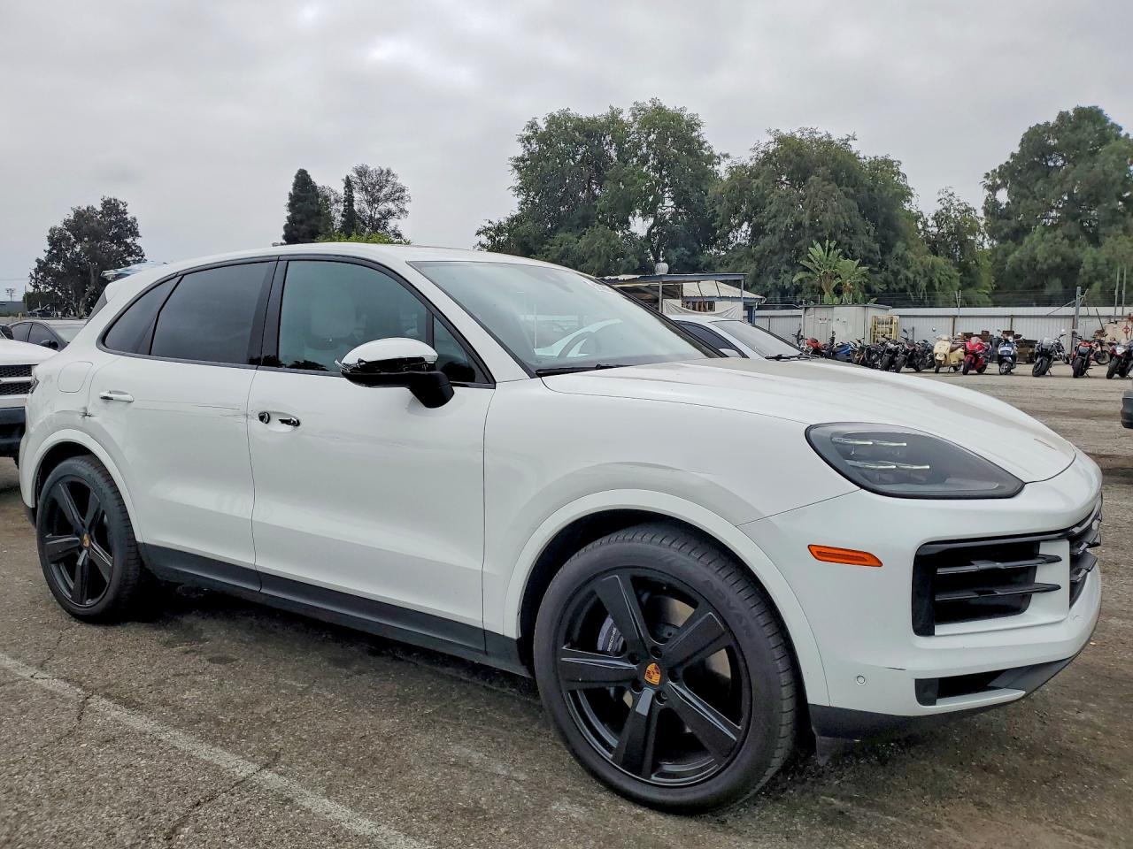 2025 Porsche Cayenne - Image 4