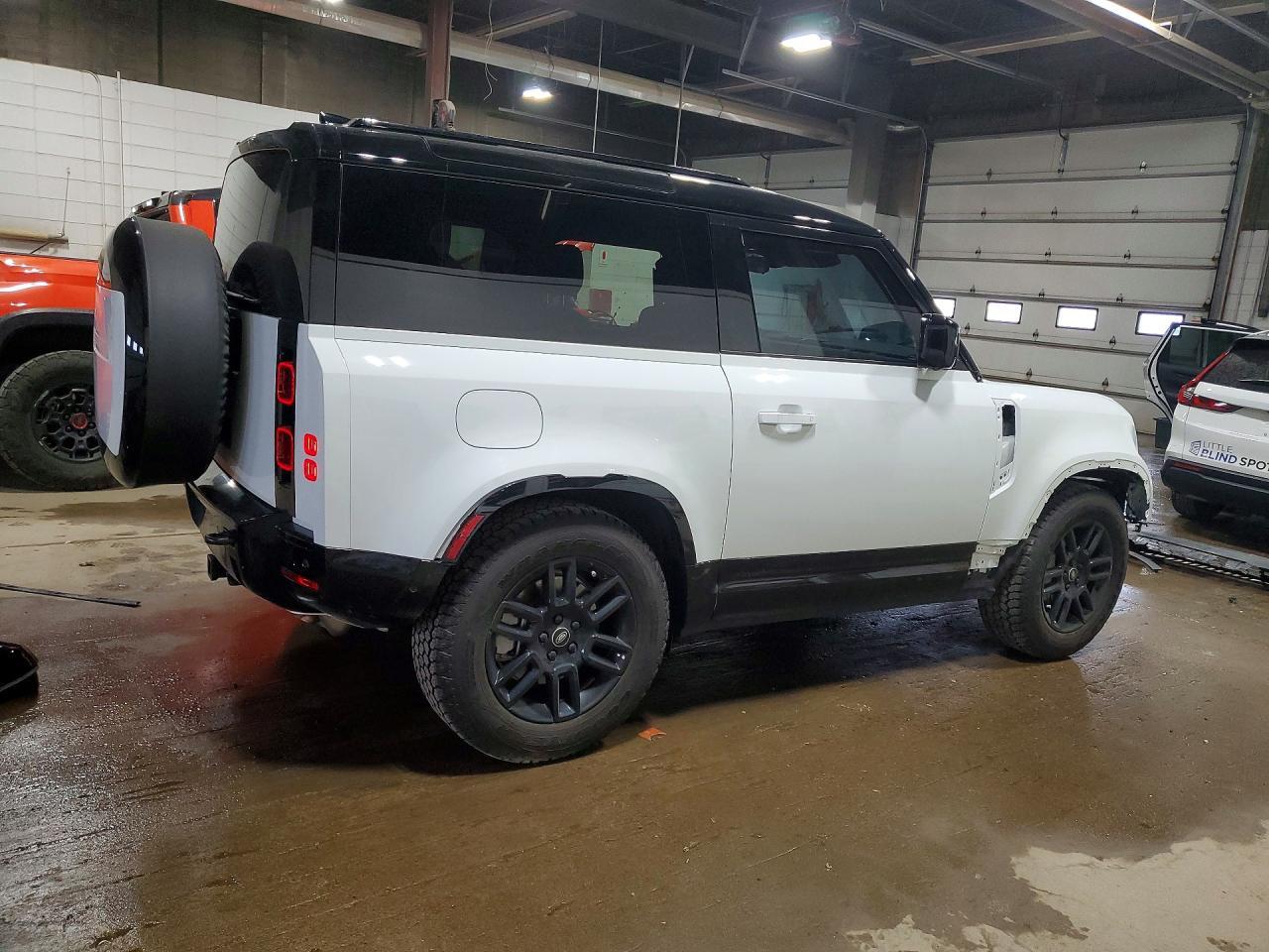 2025 Land Rover Defender 90 X-Dynamic Se - Фото 3