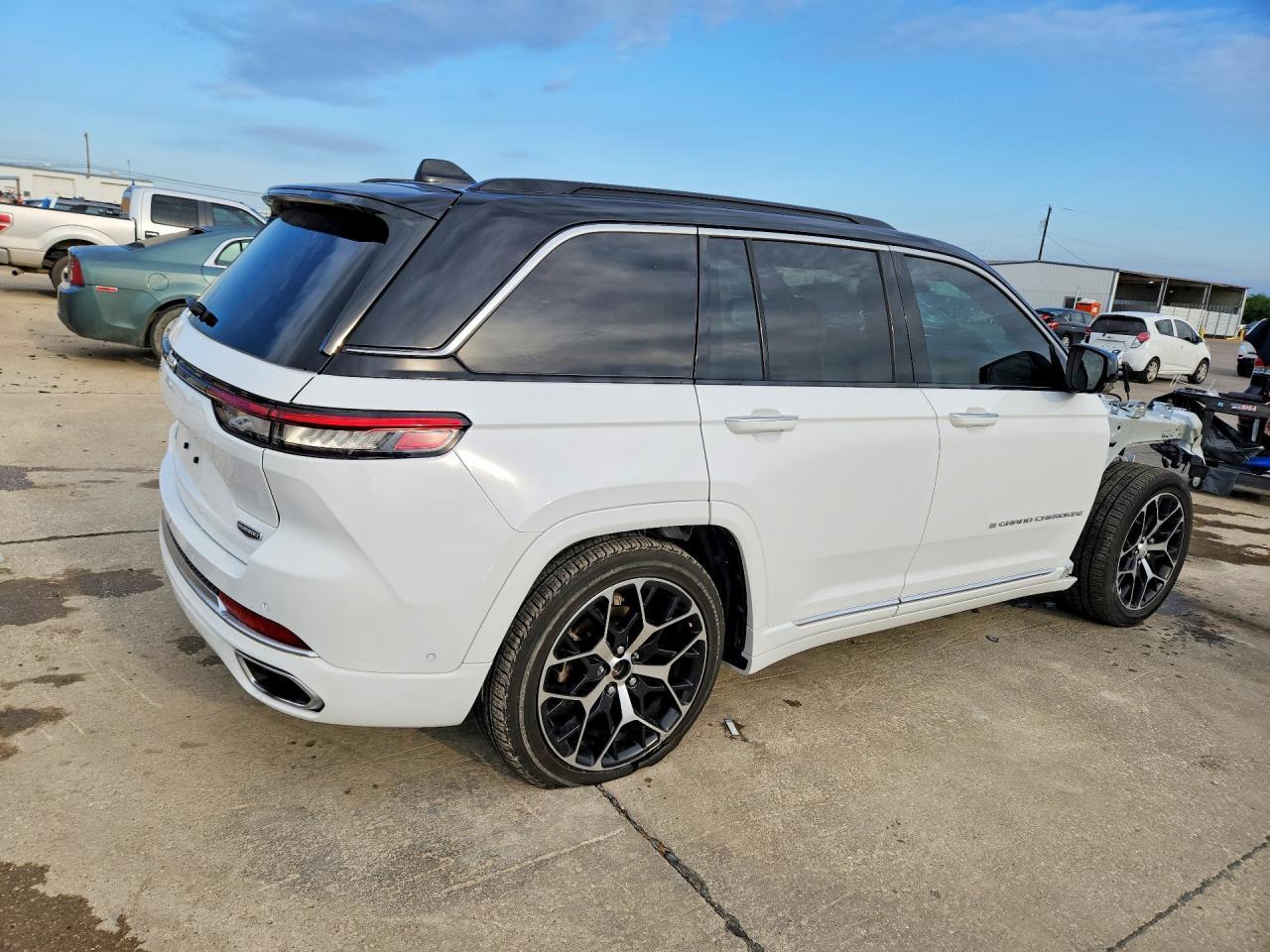 2025 Jeep Grand Cherokee Summit - Image 3