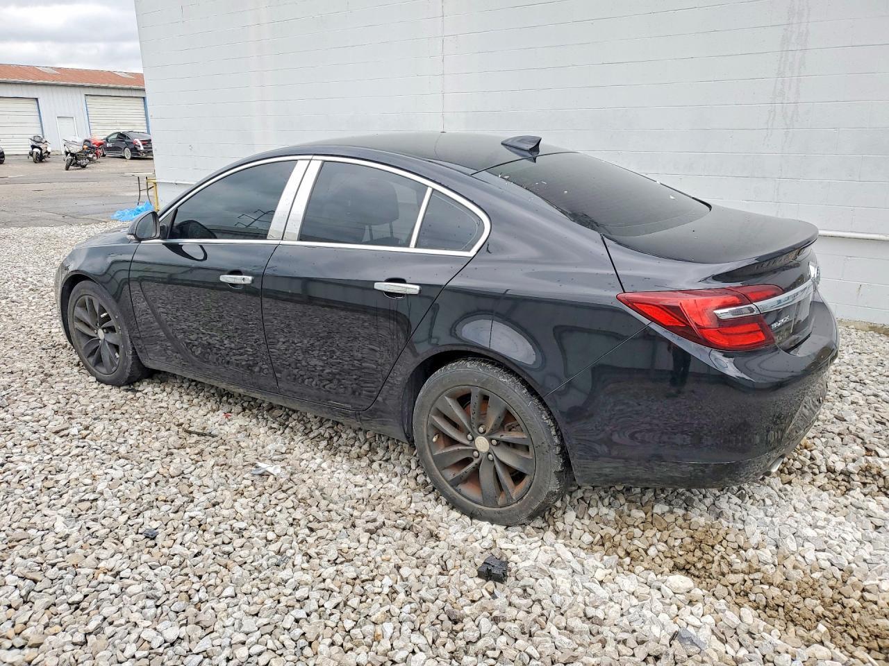 2016 Buick Regal - Image 2