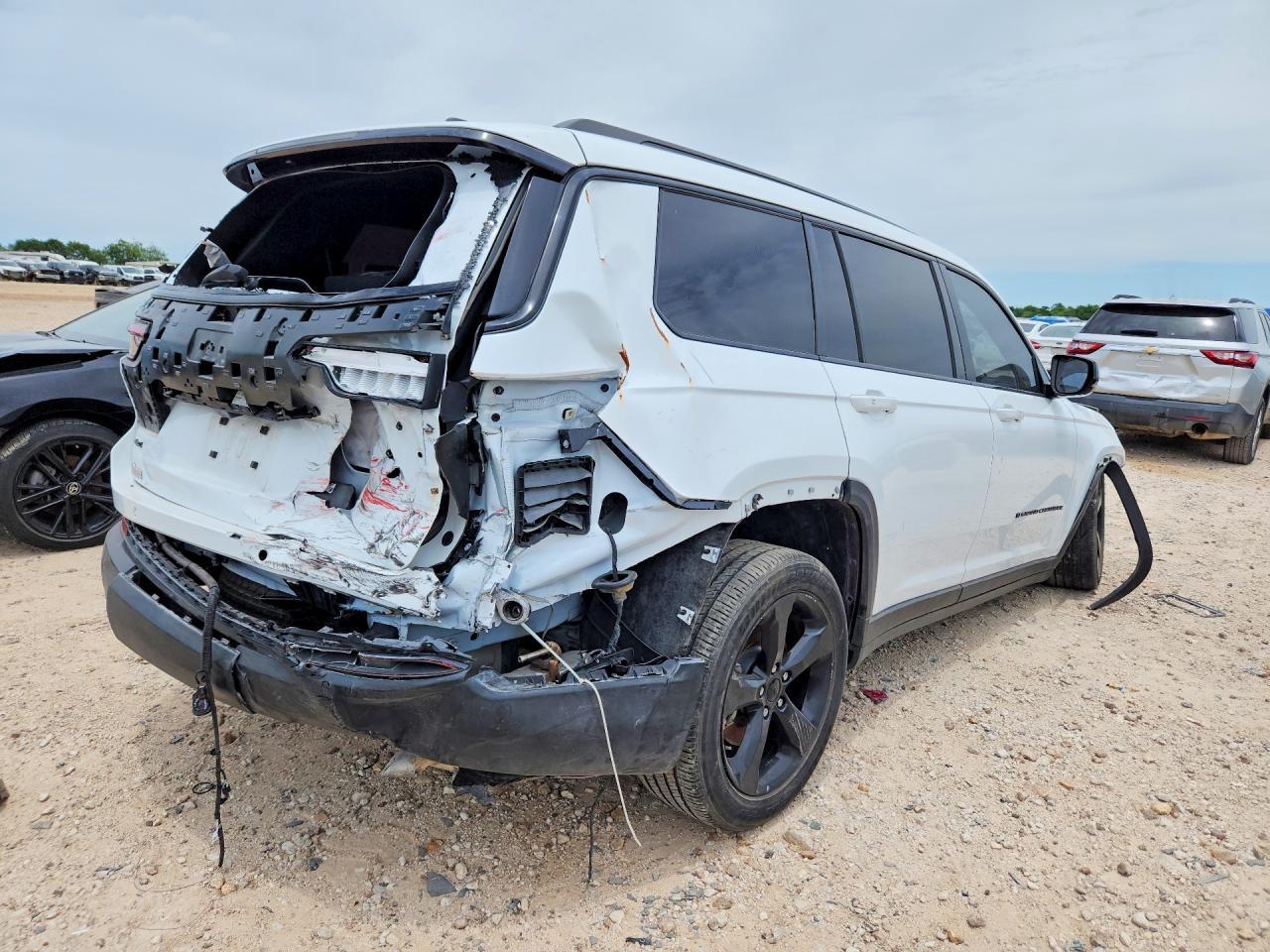 2023 Jeep Grand Cherokee L Laredo - Image 3