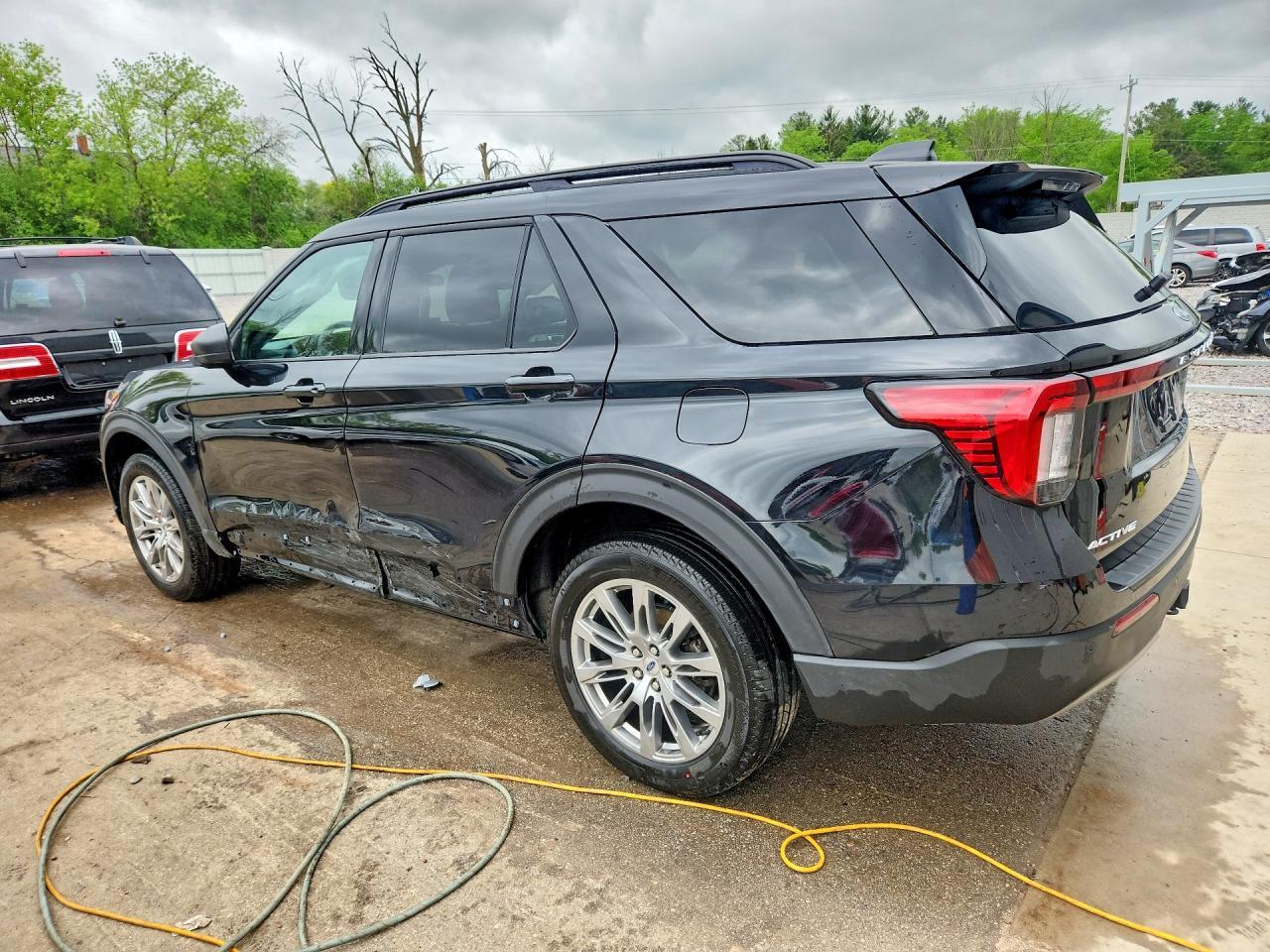 2025 Ford Explorer Active - Фото 2