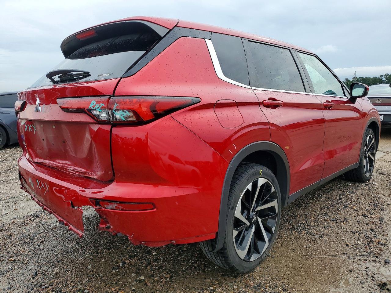 2022 Mitsubishi Outlander - Фото 3