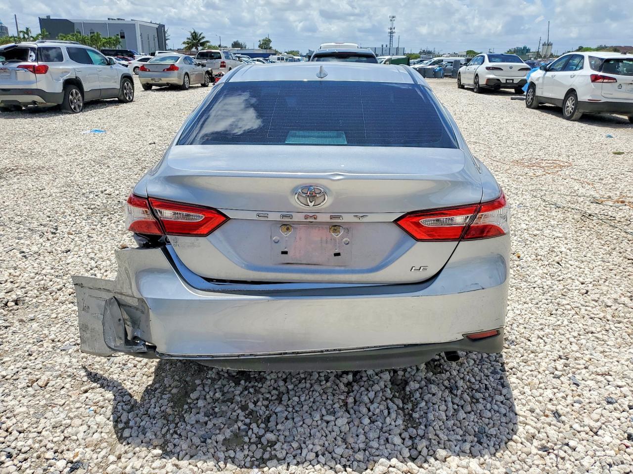 2020 Toyota Camry Le - Фото 6