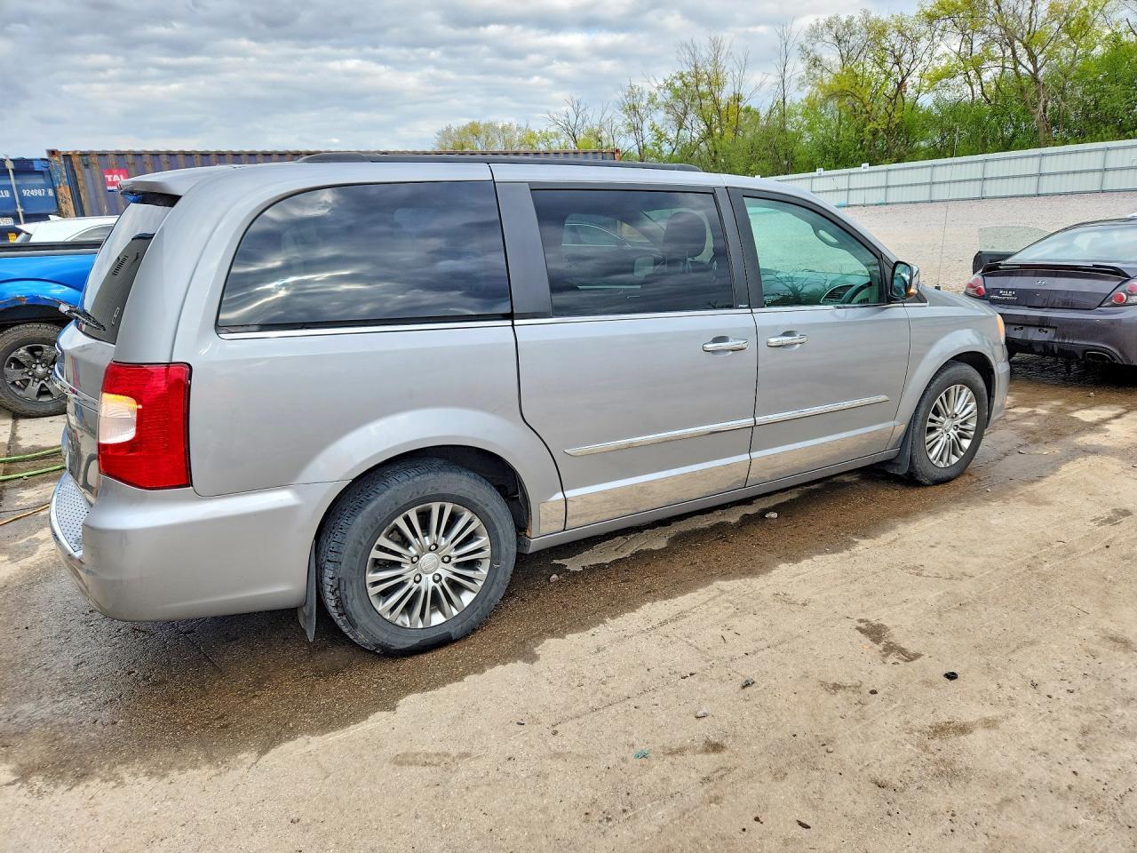 2014 Chrysler Town & Country Touring L - Фото 3