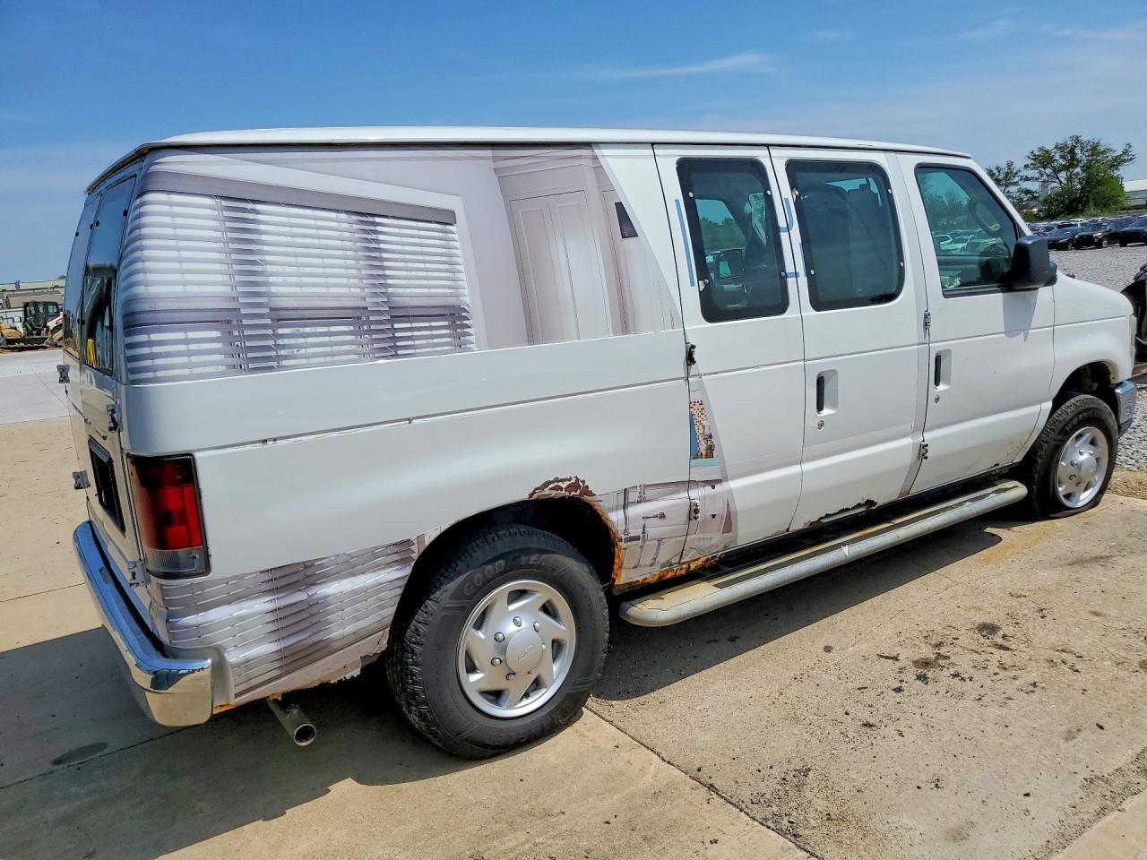 2011 Ford Econoline E250 Van - Фото 3