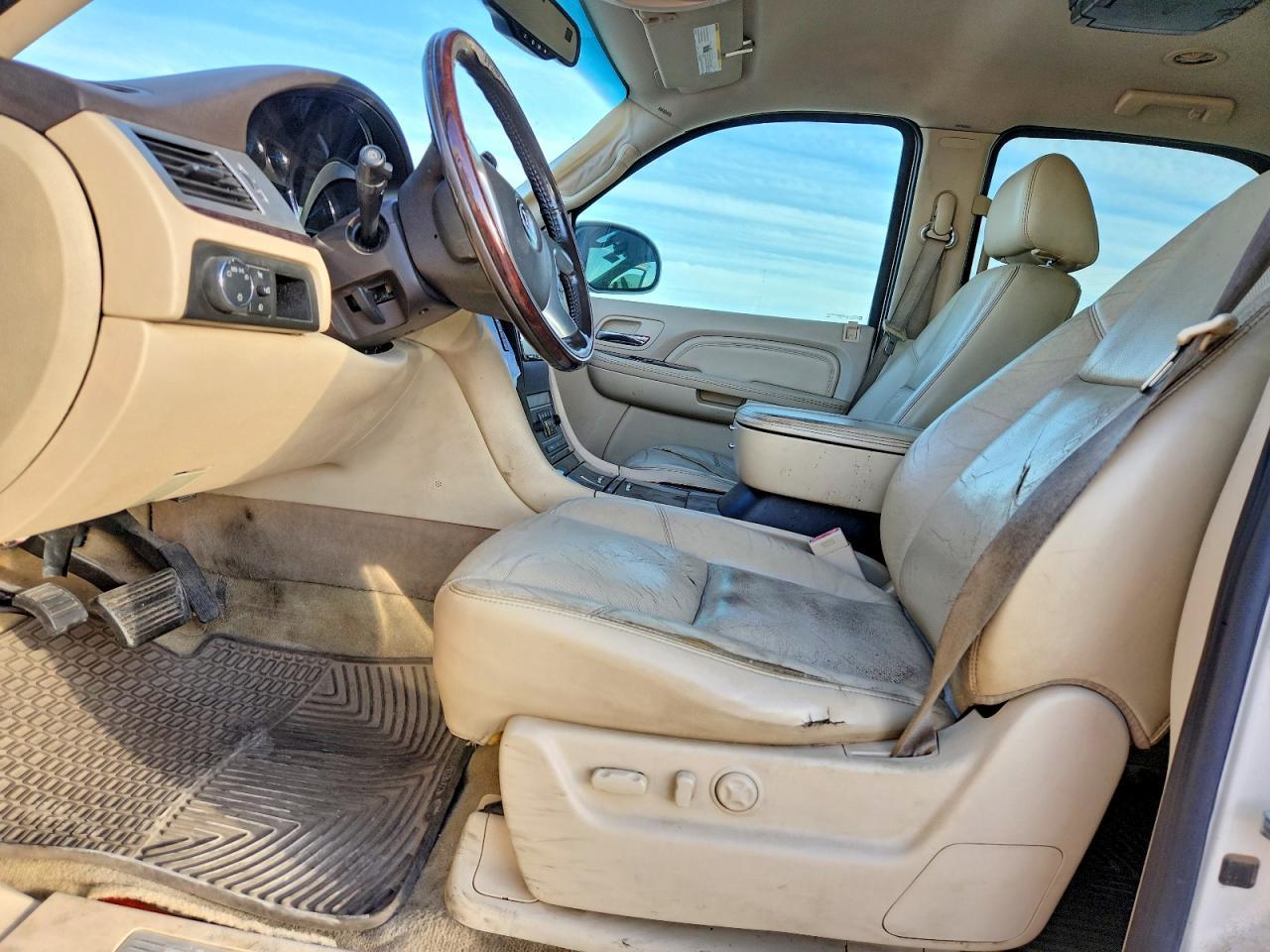 2007 Cadi Escalade L - Image 7
