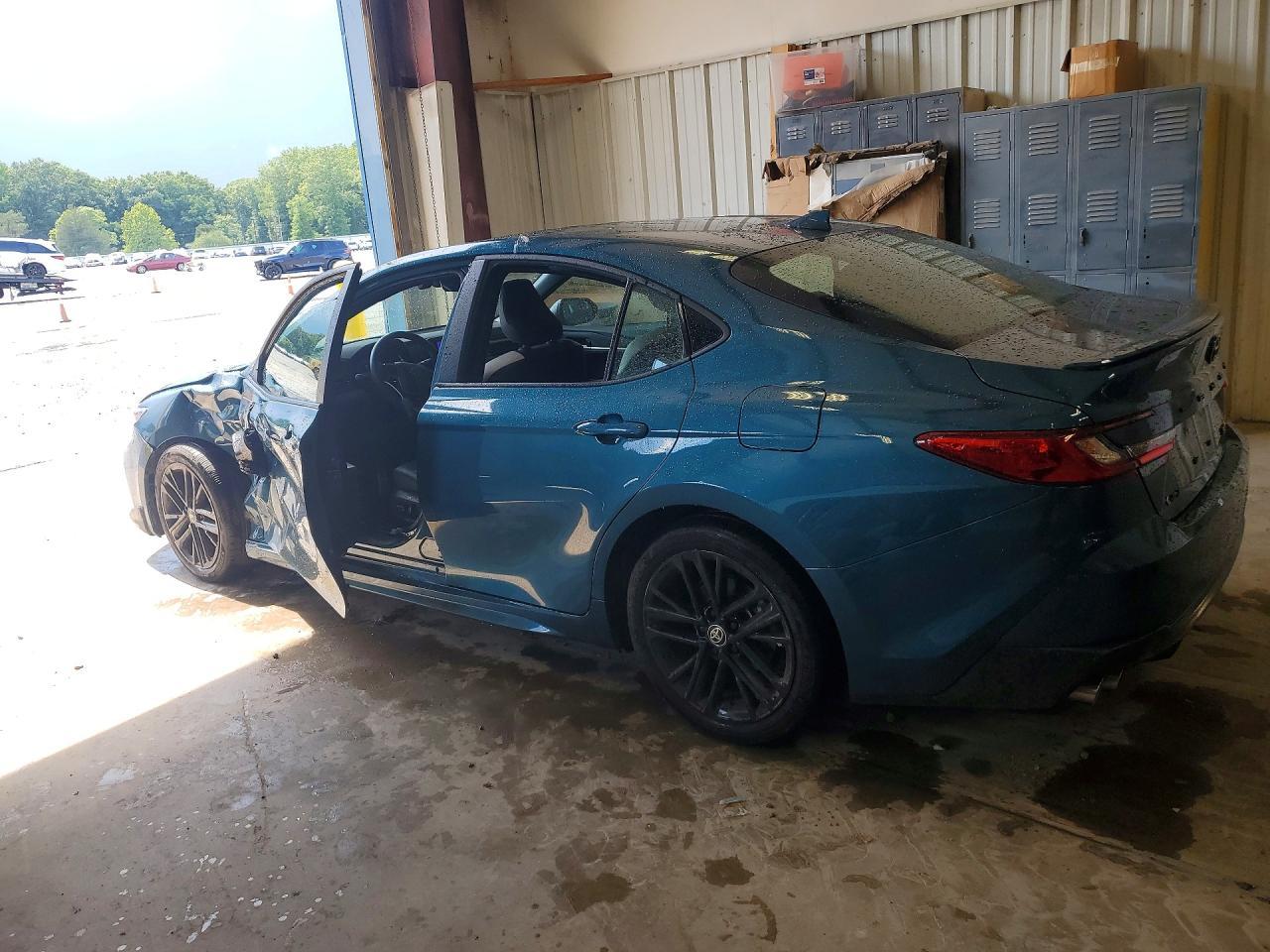 2025 Toyota Camry Se - Фото 2