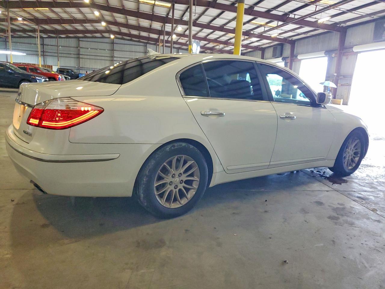 2010 Hyundai Genesis 3.8L - Фото 3