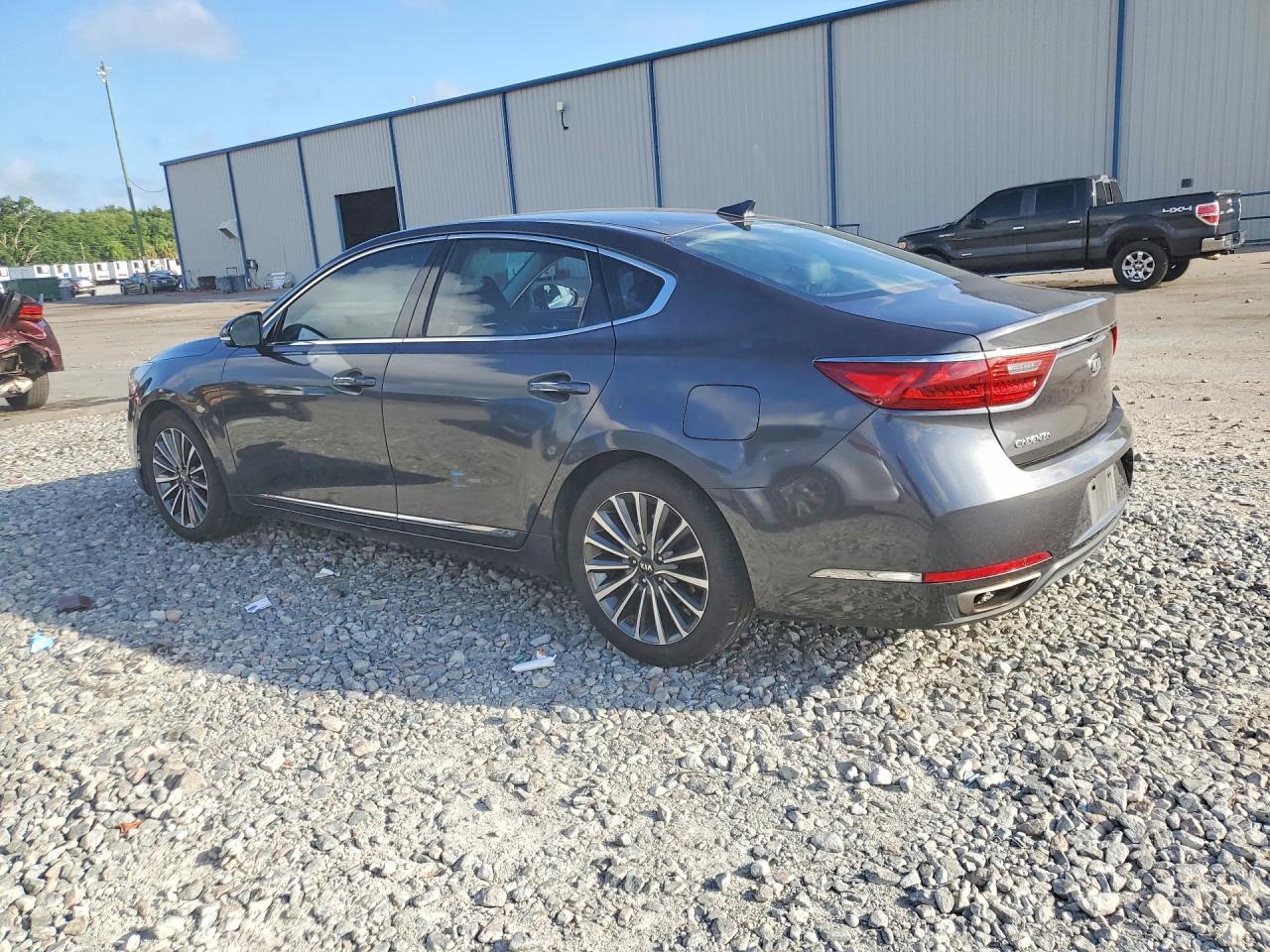 2018 Kia Cadenza Premium - Image 2