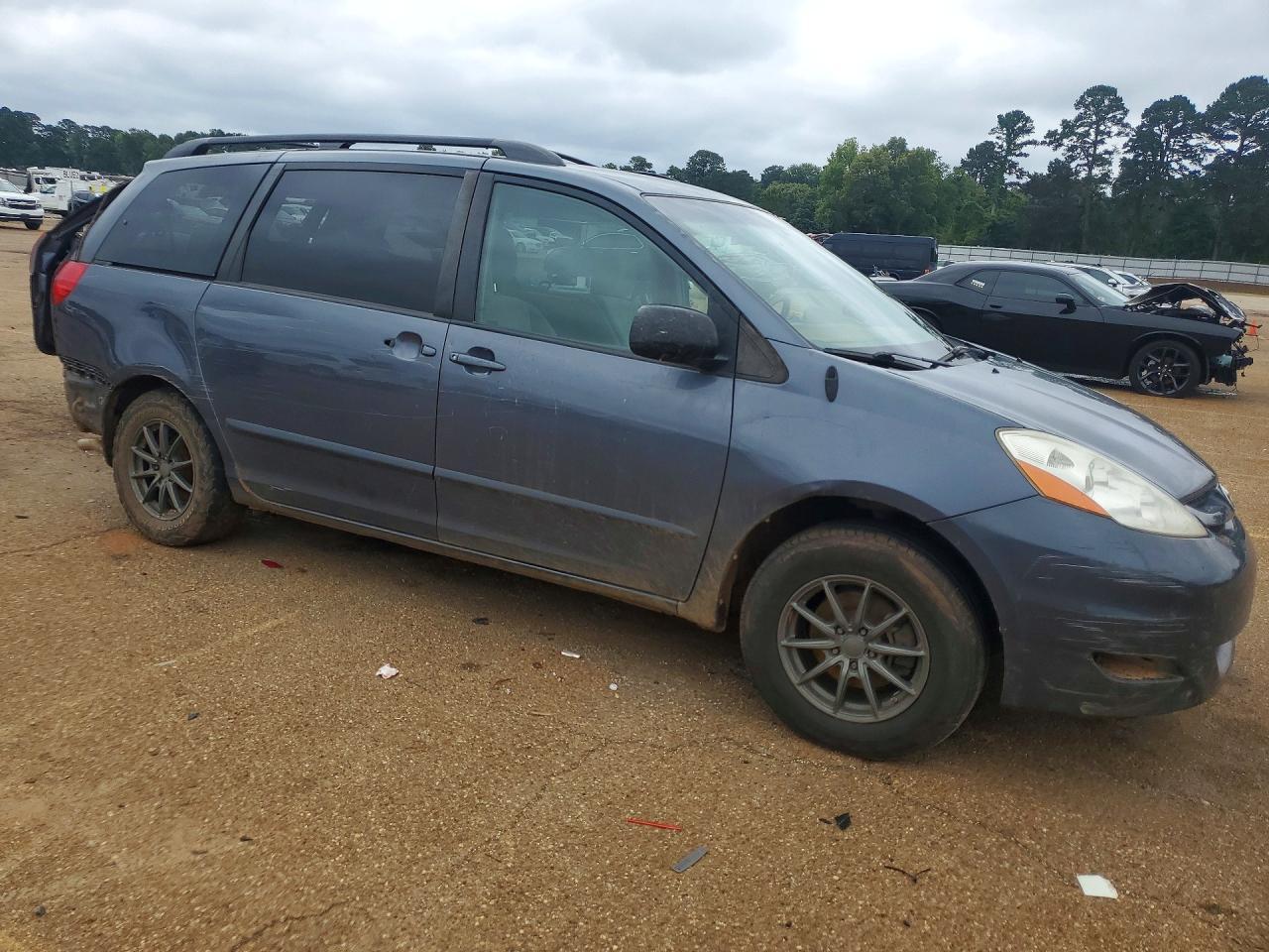 2009 Toyota Sienna Le 7-Passenger - Image 4