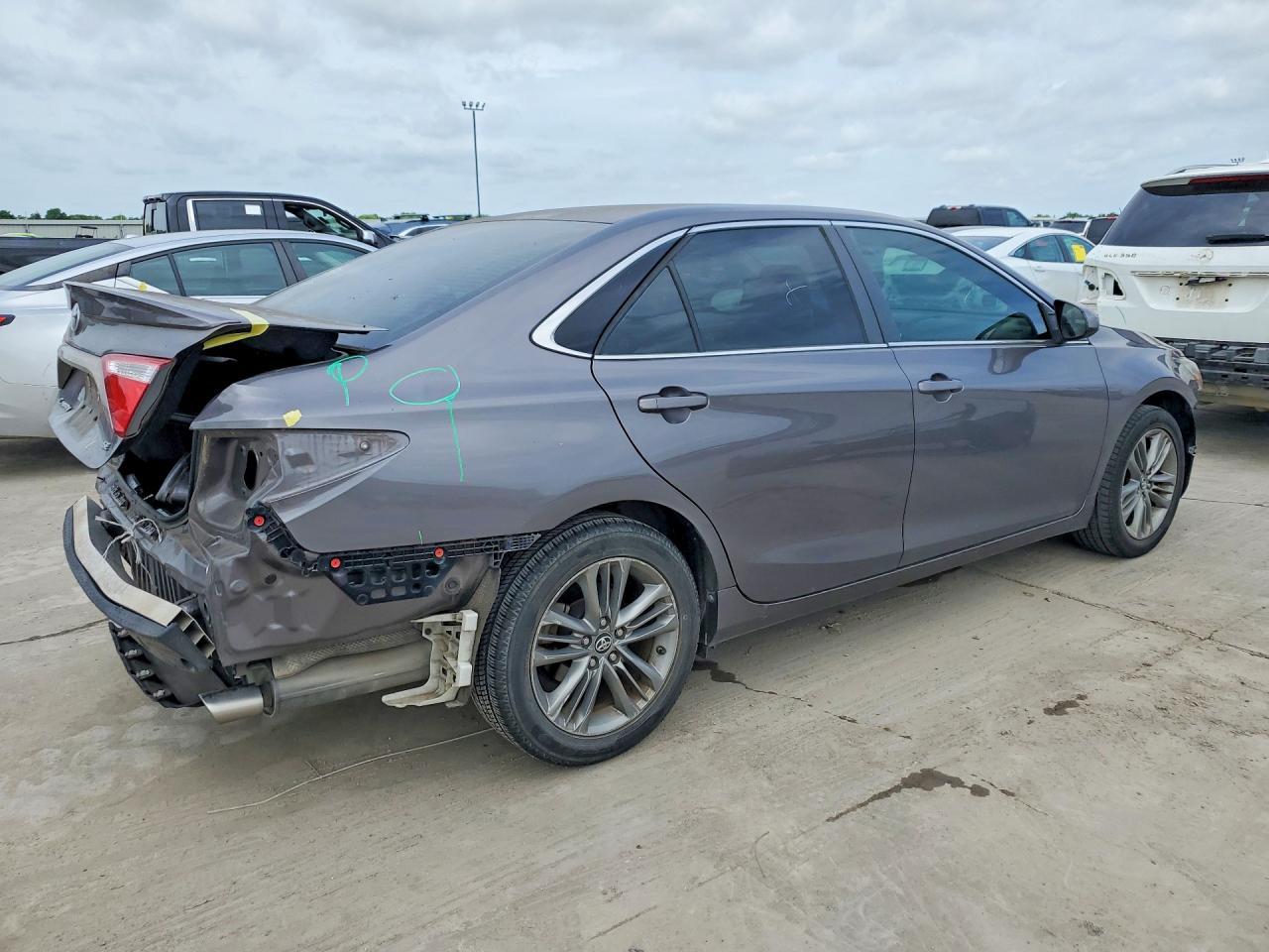2016 Toyota Camry Se - Фото 3