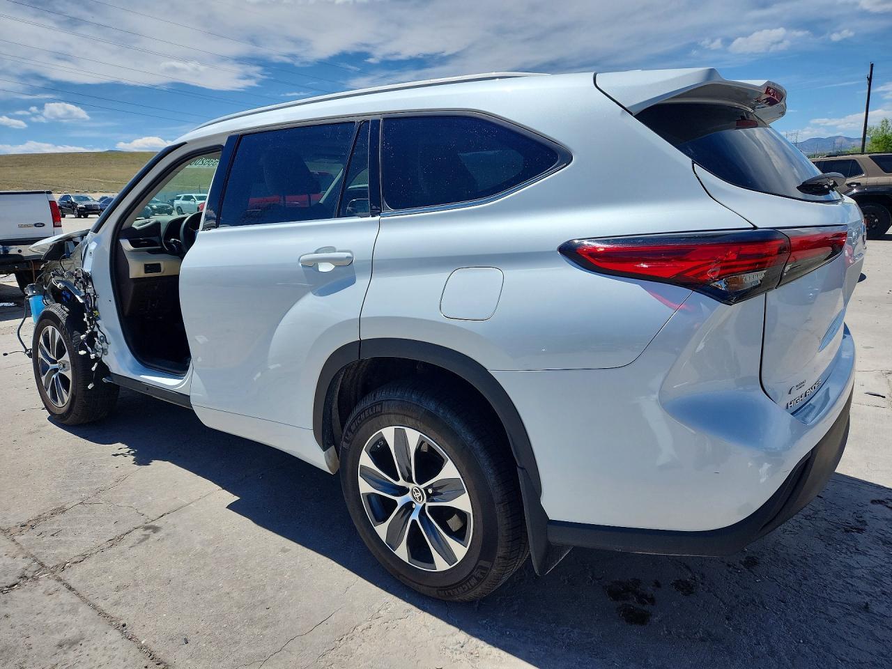 2022 Toyota Highlander Hybrid Xle - Image 2