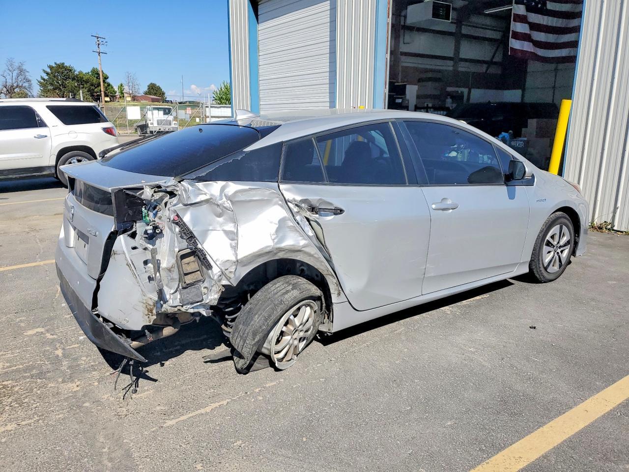 2017 Toyota Prius Three - Фото 3