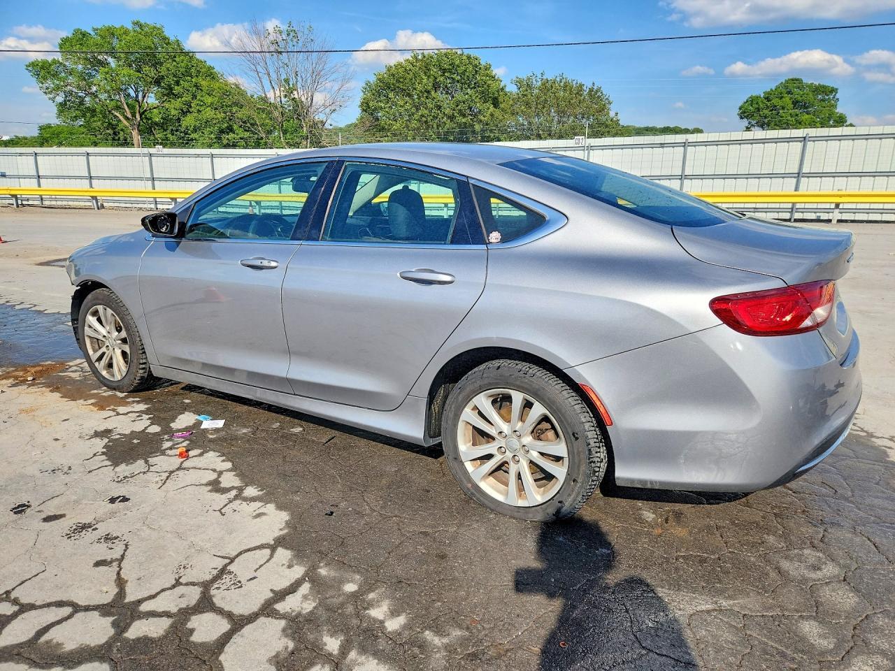 2016 Chrysler 200 Limited - Фото 2