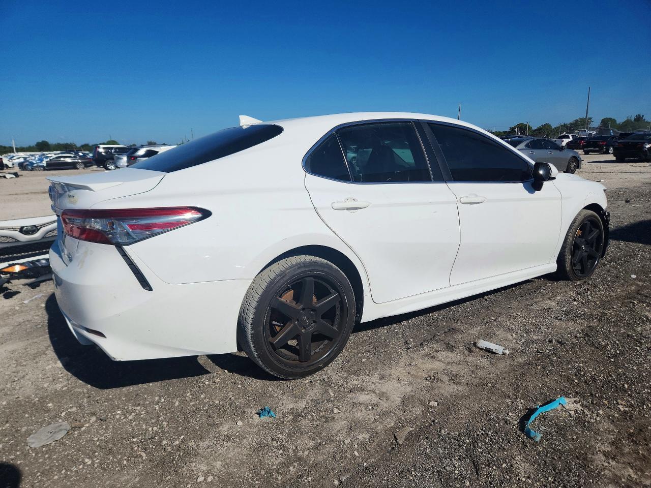 2019 Toyota Camry Se - Фото 3