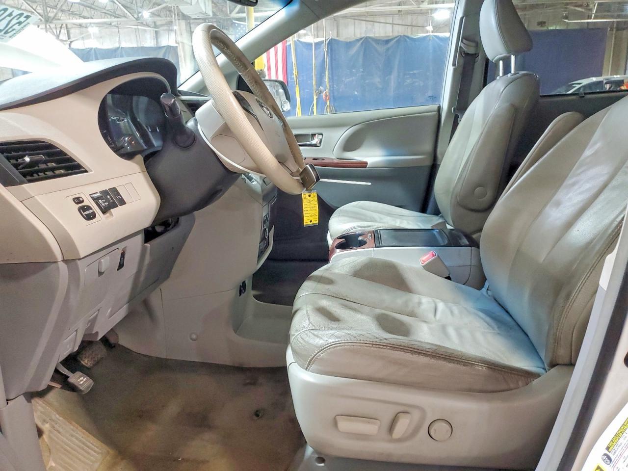 2014 Toyota Sienna Xle 8-Passenger - Фото 7