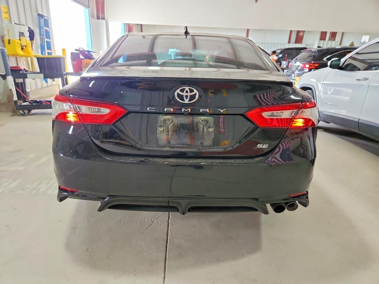 2020 Toyota Camry Se - Фото 6