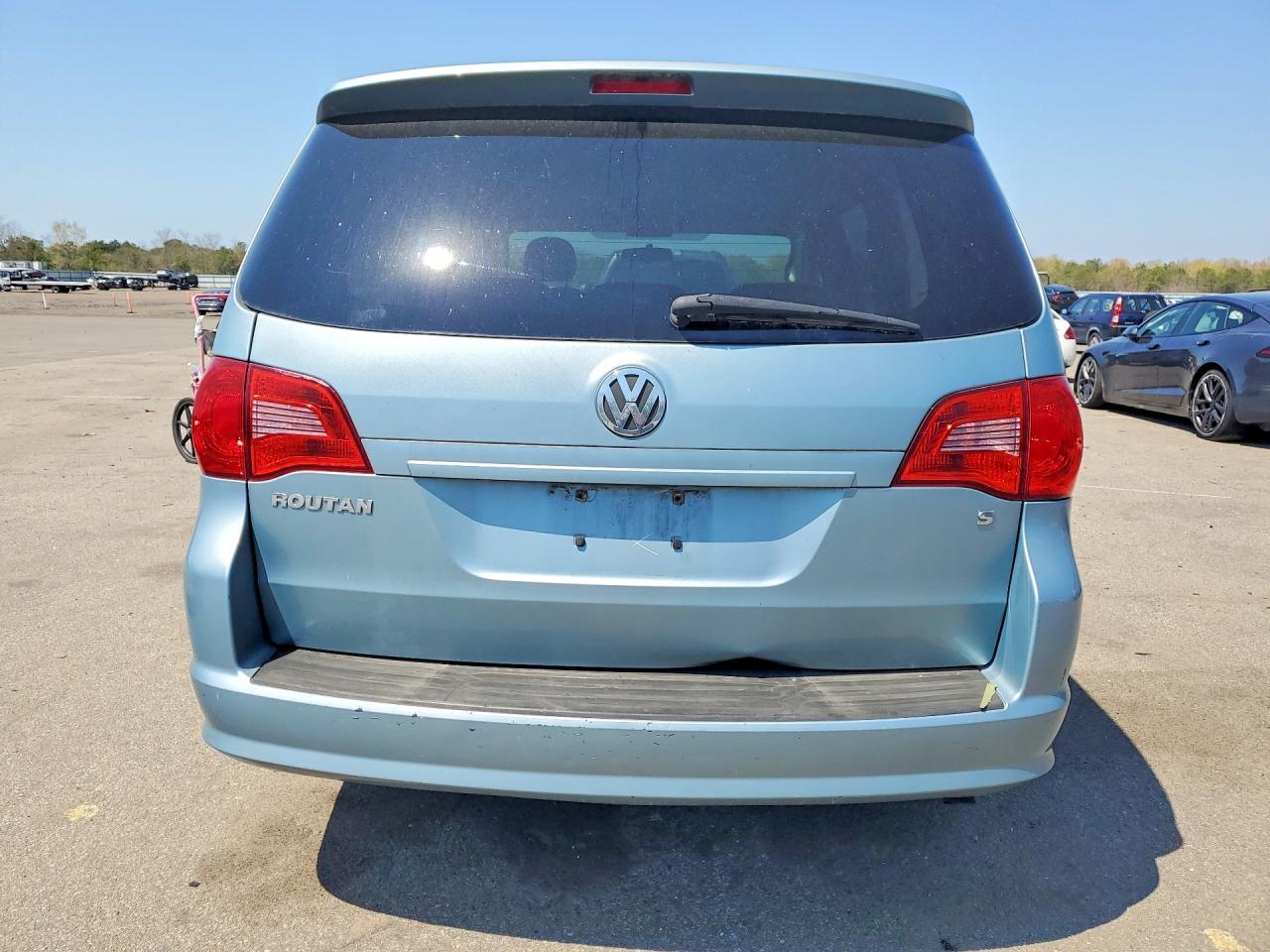 2009 Volkswagen Routan S - Image 6