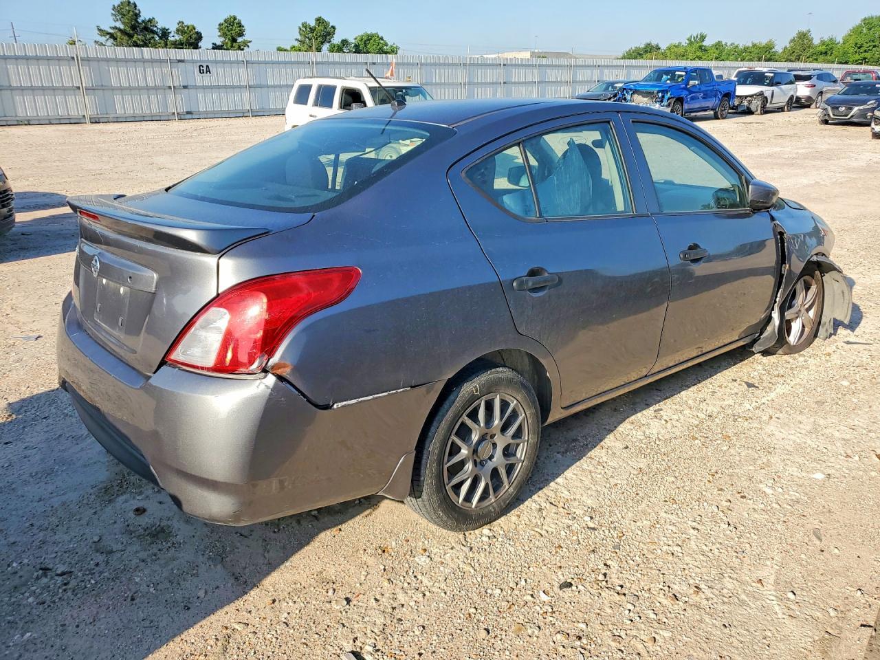 2017 Nissan Versa S - Фото 3