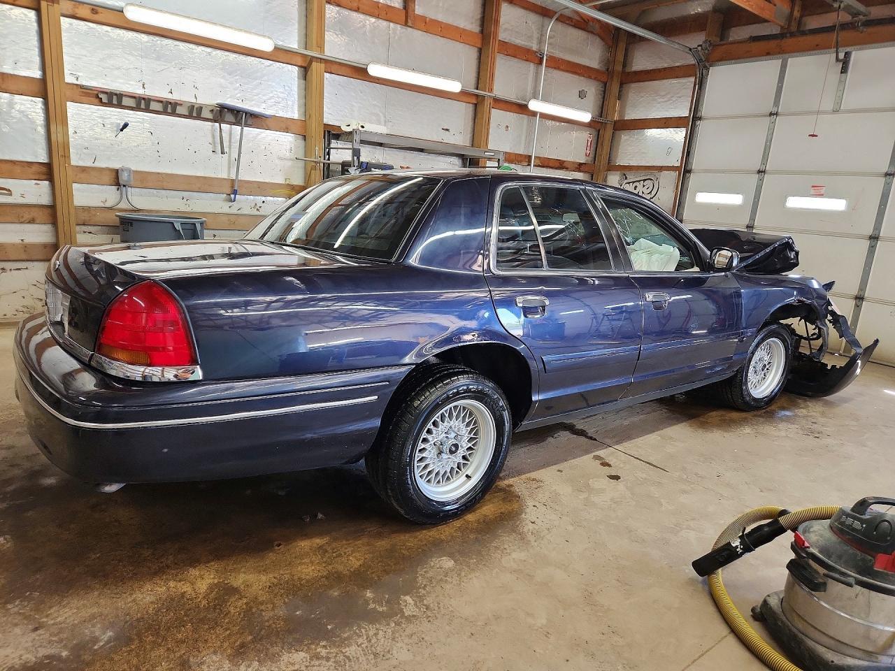2001 Ford Crown Victoria - Image 3
