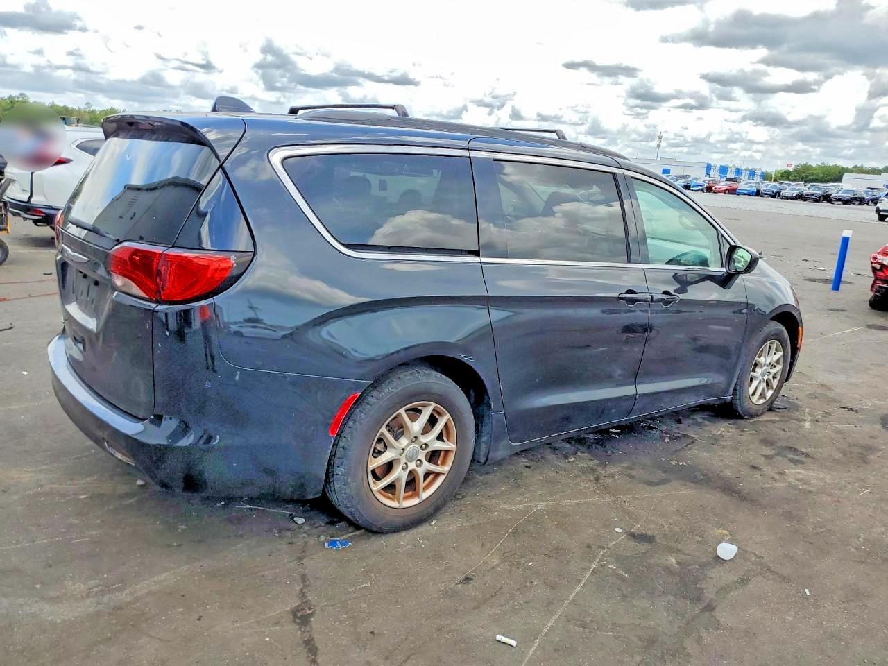 2020 Chrysler Voyager Lxi - Фото 3