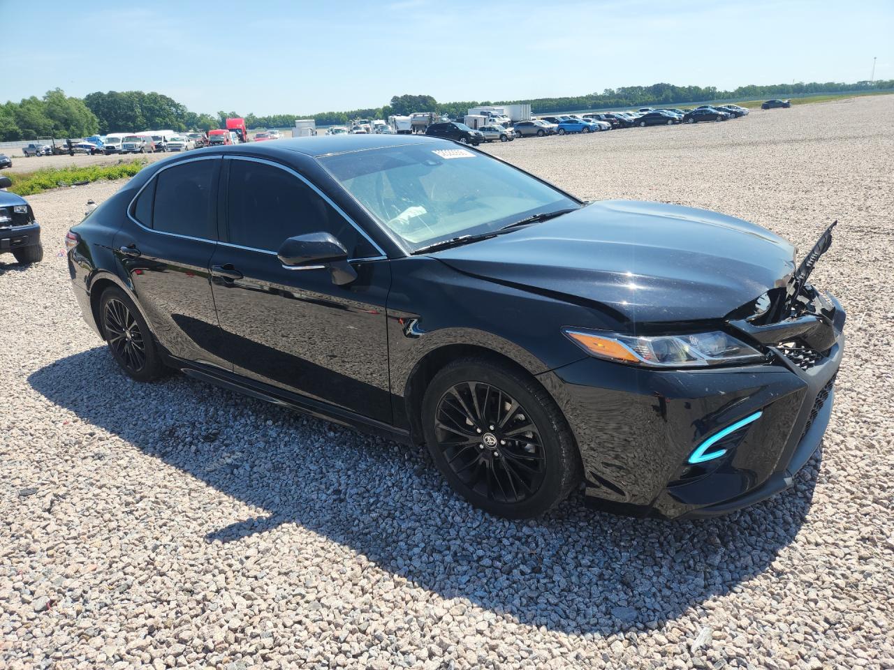 2020 Toyota Camry Se - Фото 4