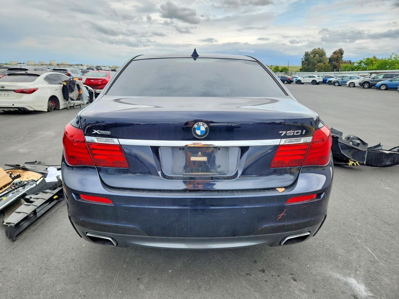 2015 BMW 750 Xi - Image 6