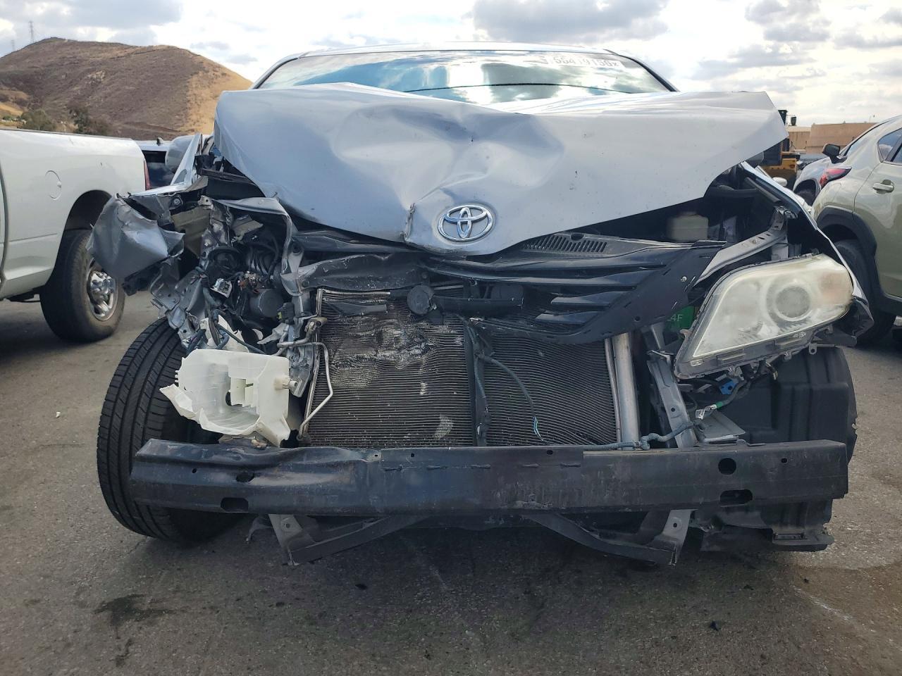 2014 Toyota Sienna Le - Фото 5