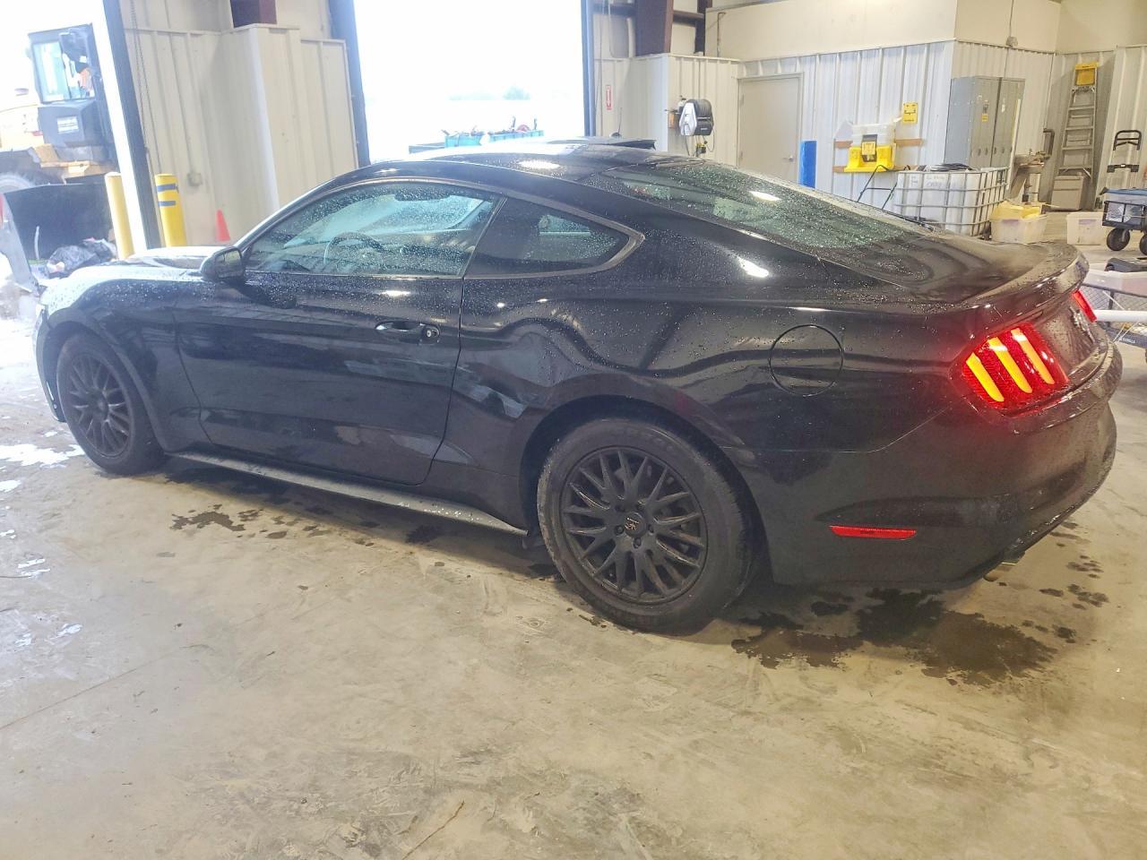 2017 Ford Mustang - Фото 2