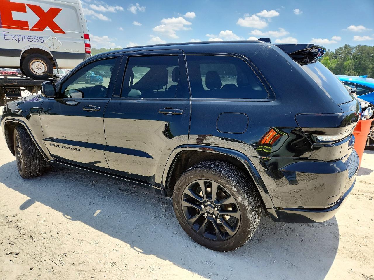 2017 Jeep Grand Cherokee Laredo - Image 2