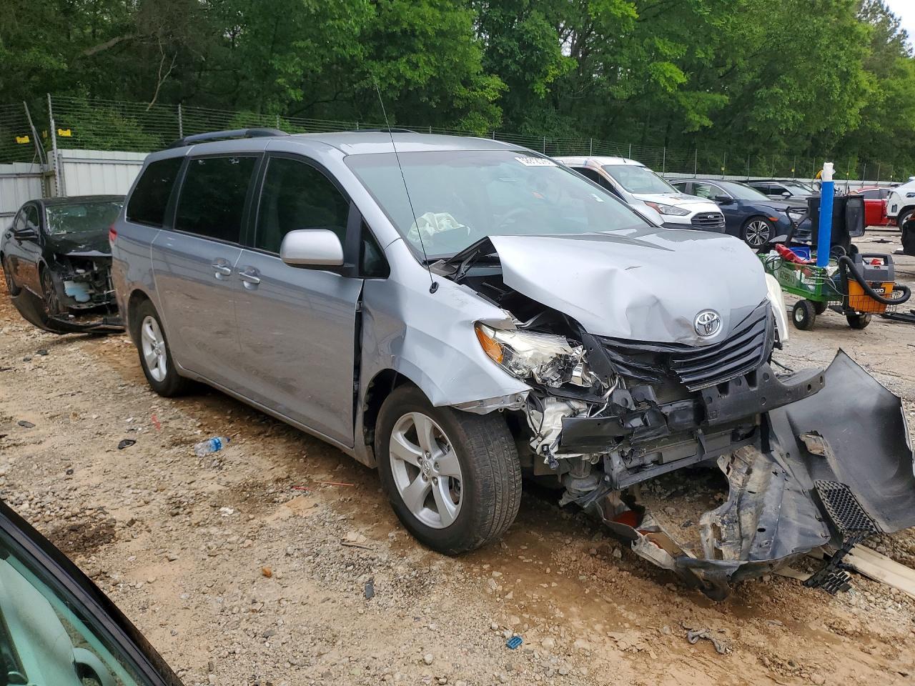 2011 Toyota Sienna Le - Image 4