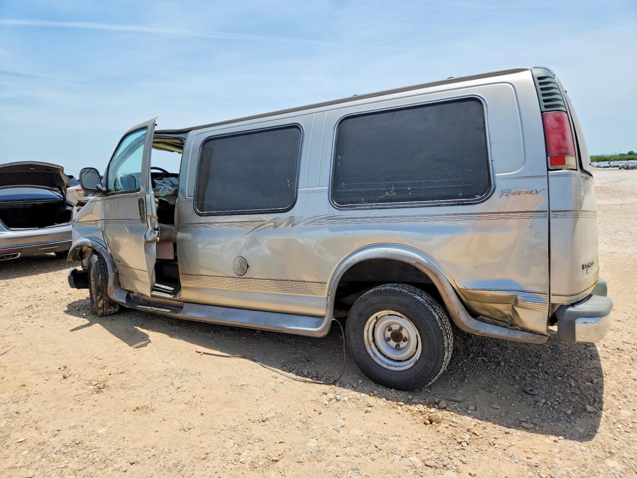 2000 Chevrolet Express G1500 - Image 2